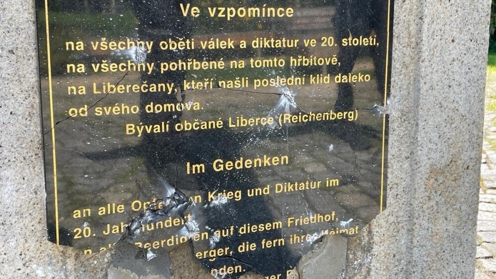 Poničená Zahrada vzpomínek v Liberci, foto: LB